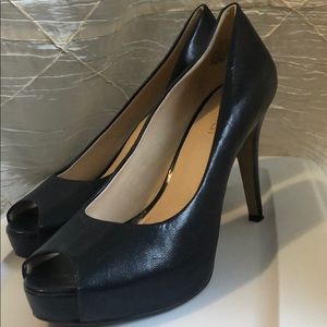 NINE WEST Navy peep toe 3 inch pumps